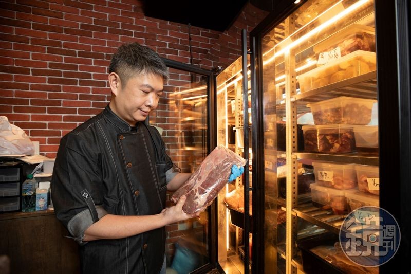 冷藏熟成牛肉從紐西蘭產地一路冷鏈，運送過程它會開始熟成，送到鬥炙店內也必須零度左右予以冷藏。
