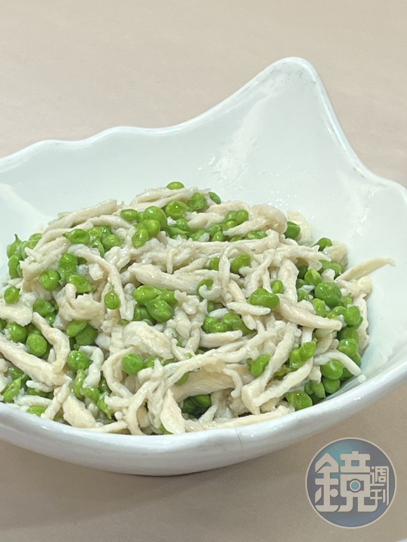 非常費工的「雞絲碗豆仁」，拌入一匙鎮江醋更美味。