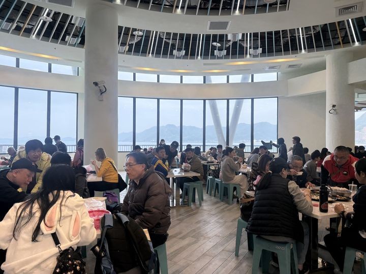▲龜吼漁夫市集二樓挑高面海的用餐空間。　圖：新北市政府漁業及漁港事業管理處／提供