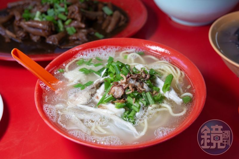 「清湯河粉雞絲麵」放入雞絲、青蔥與芽菜，看似簡單，風味十足。