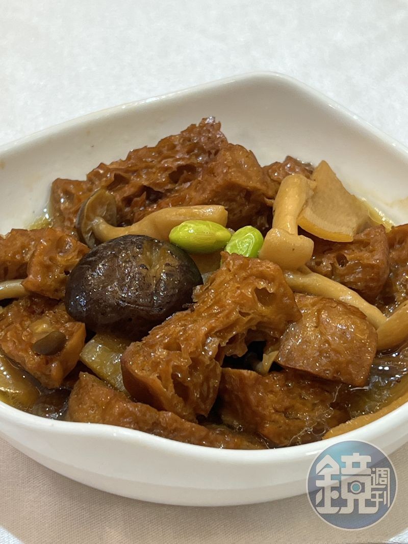 「烤麩」的鹹淡適口，上桌時仍帶著溫熱感。