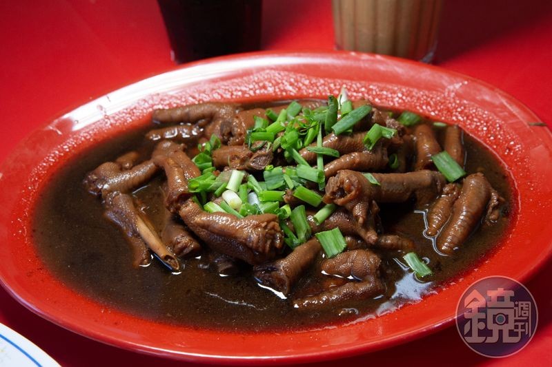吃得到淡淡中藥香氣的「滷雞腳」，滷到膠質入口即化，也是店內的隱藏版美食。