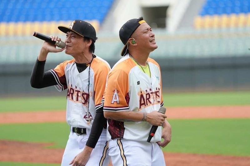 藝人黃鐙輝、阿Ben在明星棒球隊比賽日唱歌。（民視提供）