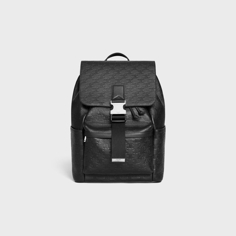 CELINE Triomphe壓花牛皮革背包。NT$110,000(CELINE提供)