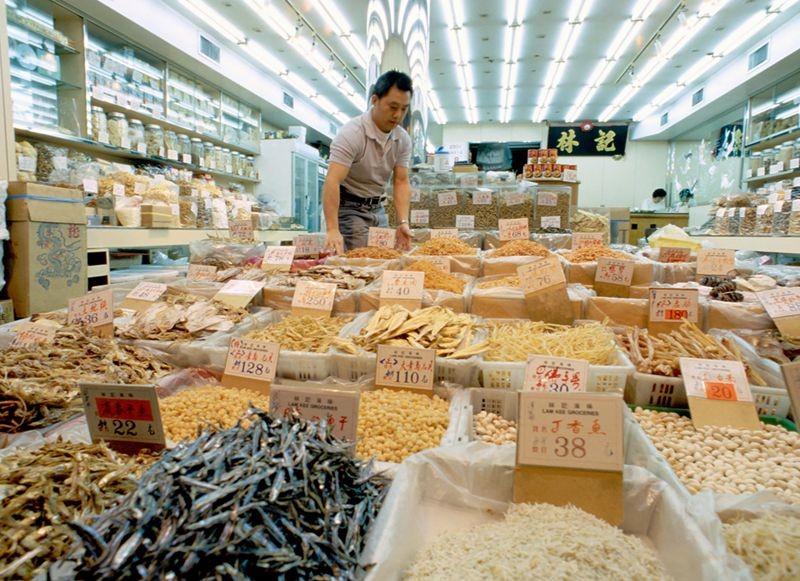 上環海味街販售各式養生乾貨，從花膠、蟲草到煲湯材料一應俱全。（香港旅遊發展局提供）