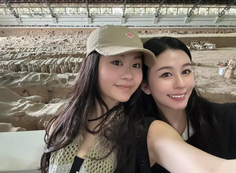 ▲沈月(右)曬出與妹妹沈日(左)的合照,被不少網友說兩人都有媽媽年輕時的影子。(圖/沈月 IG)