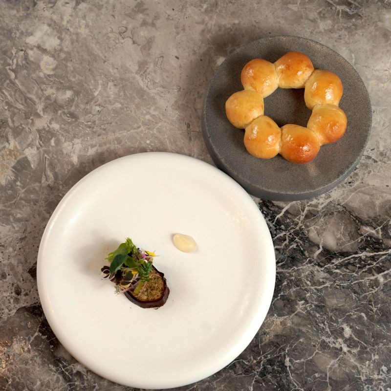 Chef Sato的招牌「日式生吐司」適合搭配鹹鮮菜色。（蘭餐廳提供）