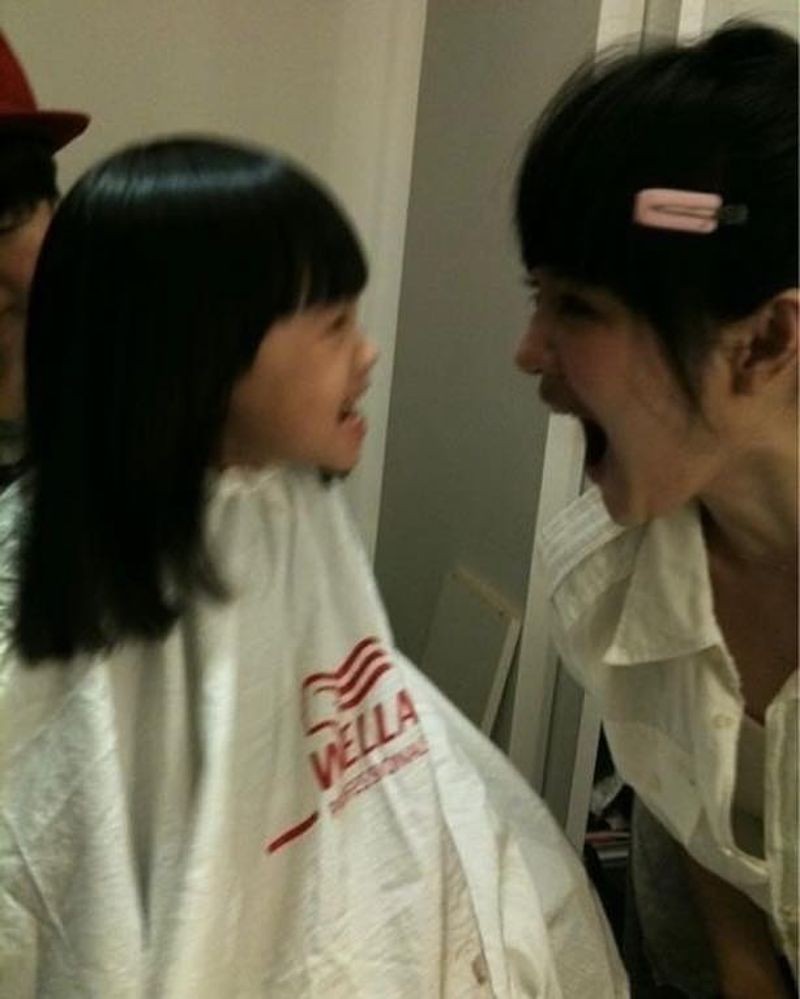 Lily深夜發文懷念姨媽大S，並放上年幼時互動照。（翻攝自臉書）