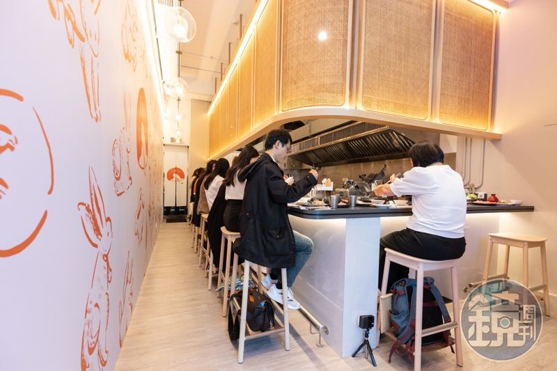 玉兔壽喜燒以板前式吧台座位提供個人化套餐,座位僅13席。