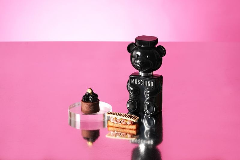 MOSCHINO TOY BOY淡香精觸發了鹹點塞拉諾松露薯塔(右)與黑莓柑曼怡巧克力塔(左)的想法。(宏亞國際提供)
