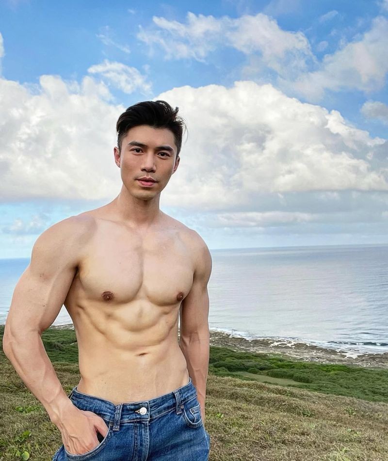 台灣近期出現「男版Pan Piano」,憑藉大肌肌身材在日本社群引發熱烈討論。(翻攝自yaoyaoyao2018 IG)