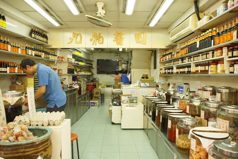 香港老字號「九龍醬園」販售古法釀製的醬油與各式地道醃製品，是爸媽遊港必買的經典伴手禮首選。（香港旅遊發展局提供）