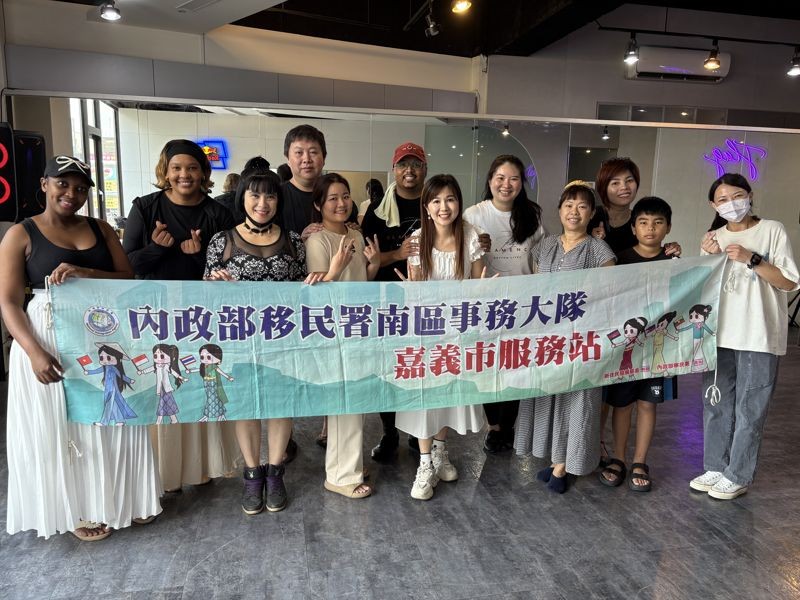 移民署南區事務大隊嘉義市服務站辦理新住民家庭教育課程,邀請南非新住民Ndumiso與民眾分享佛朗明哥的歷史文化。(移民署提供)