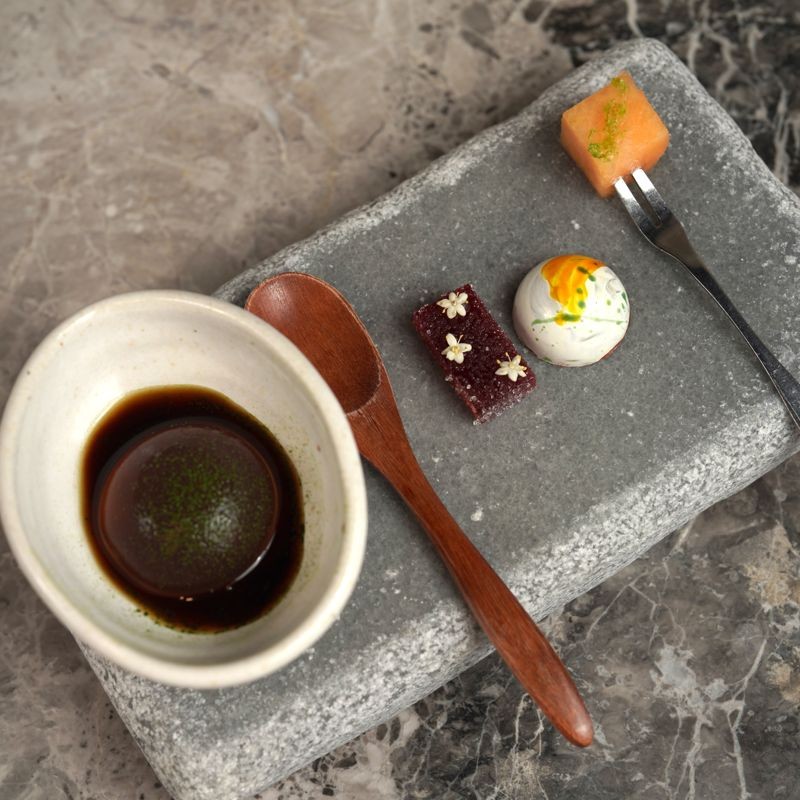 餐後茶點Mignardises是抹茶黑糖愛玉、法式覆盆莓軟糖、清酒酒麴巧克力及新鮮哈密瓜搭配清酒凍，非常清爽。（蘭餐廳提供）