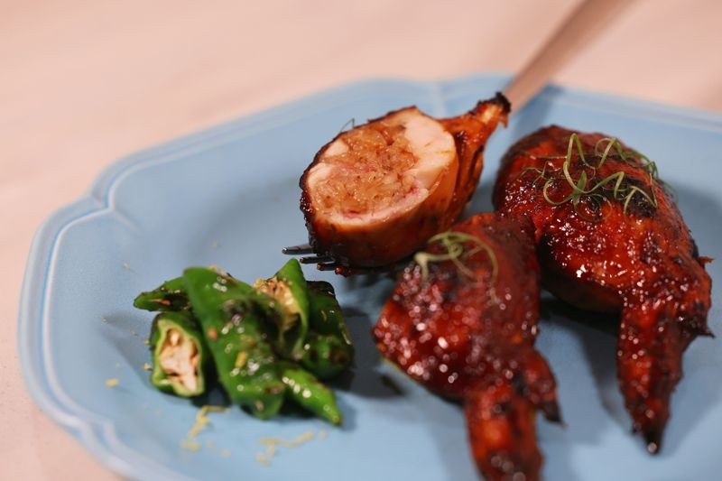 極有飽足感的「油飯釀雞翅、臘腸、糯米椒、酸甜醬」,靈感來自香港的糯米雞翼。(320元/份)(Golden提供)