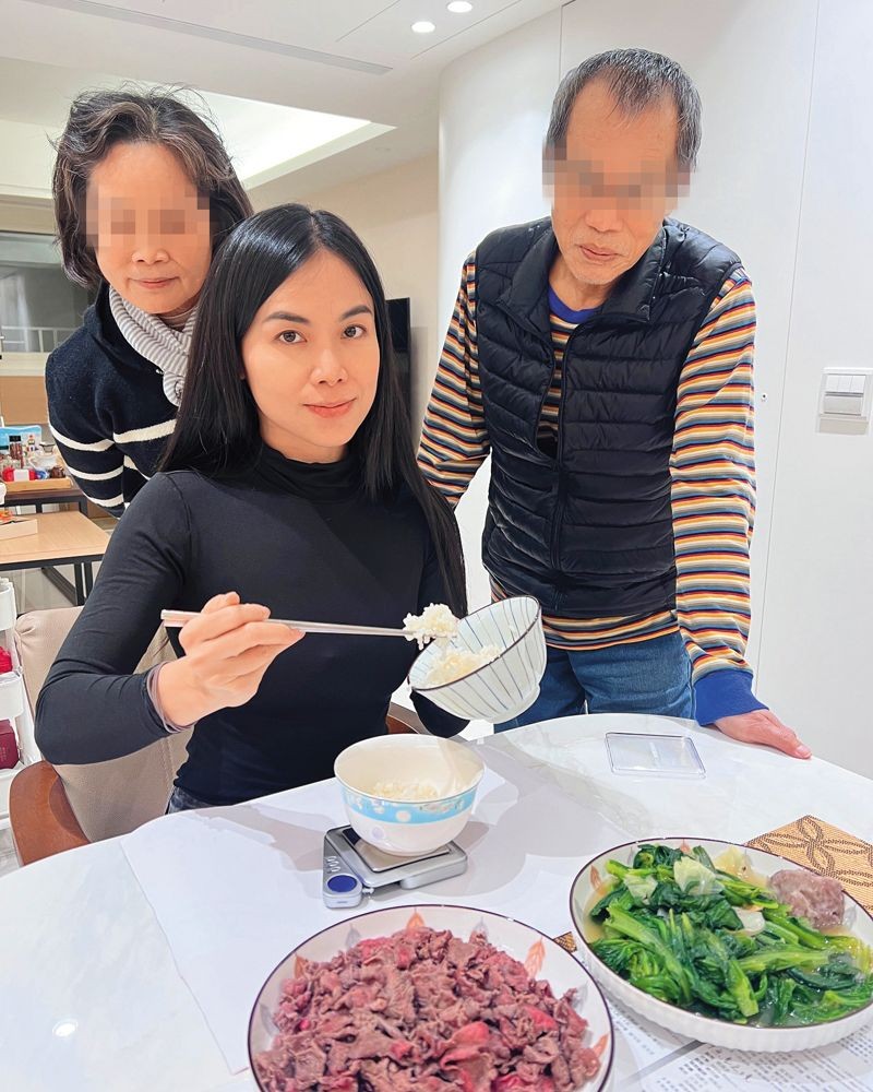 林芯儀（中）與爸媽感情好，還相約一起為了健康開始運動。	（翻攝自林芯儀臉書）