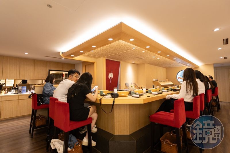 板前式吧台僅14席座位,採無菜單形式。