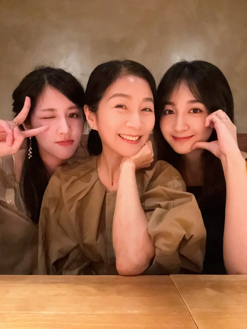 ▲方文琳（中）在臉書曬出與女兒們一同共進母親節晚餐的照片。（圖／翻攝自方文琳臉書）