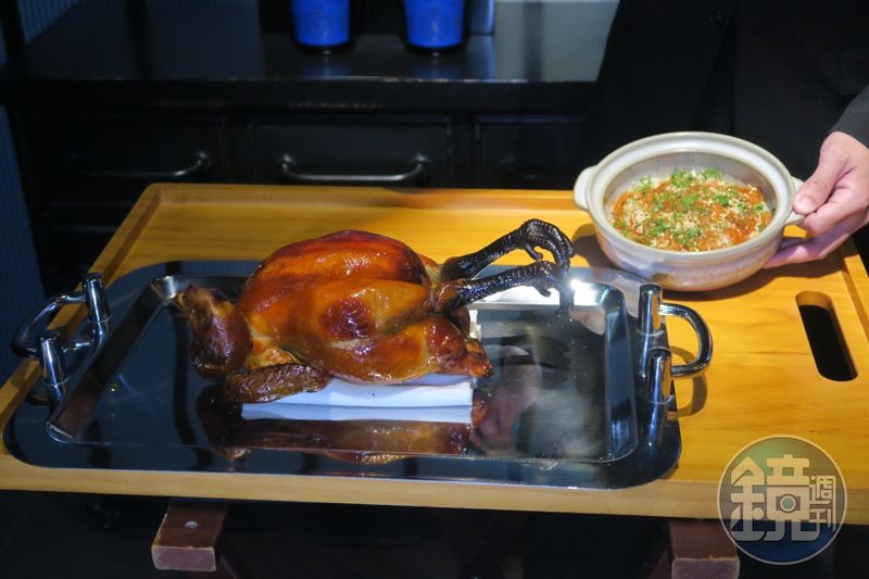台東玉米雞先與砂鍋煮製的雞肉飯一起上桌見客。
