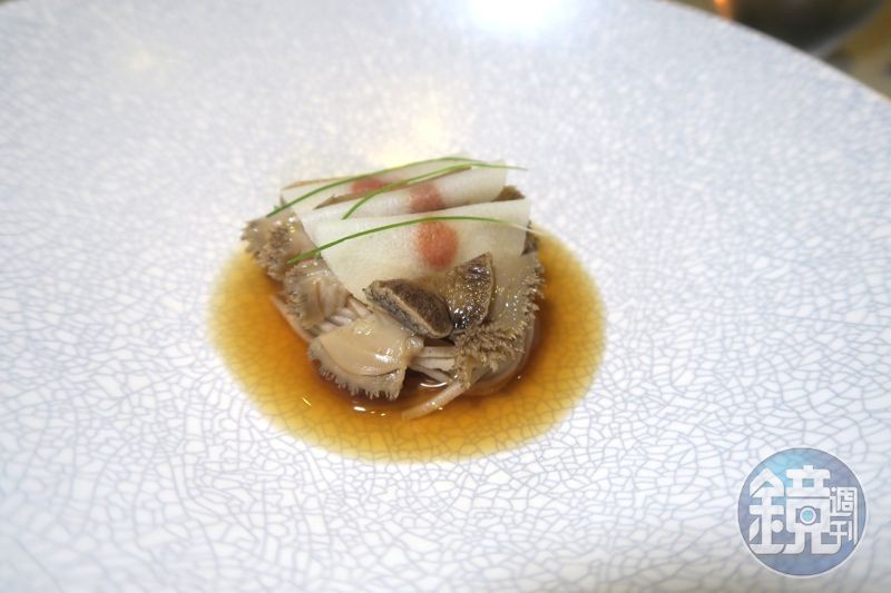 蕎麥麵上覆蓋以清酒、燒酒、紹興酒慢煮12小時的鮑魚，上頭鋪了切得極薄的筍片，裡頭還包夾枸杞，呼應最後淋上的鮑魚枸杞高湯。