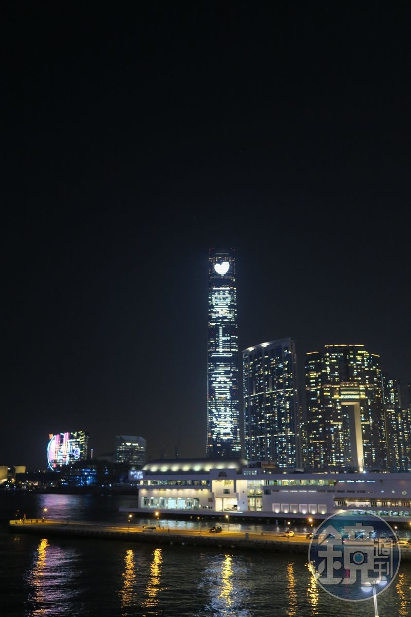餐廳旁的觀景平台可同時欣賞港九的璀璨夜景。