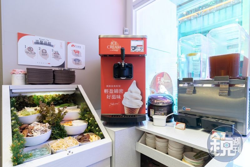 吧台區無限供應當令新鮮時蔬、菇類、日本越光米飯與茶飲。