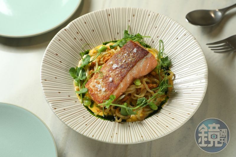「慢煮鮭魚麵、毛豆、XO柚子奶油醬」用的是北海道夢之力100%小麥粉製作的生拉麵,和醬汁一起拌勻,Q感十足、辣味突出。(880元/份)