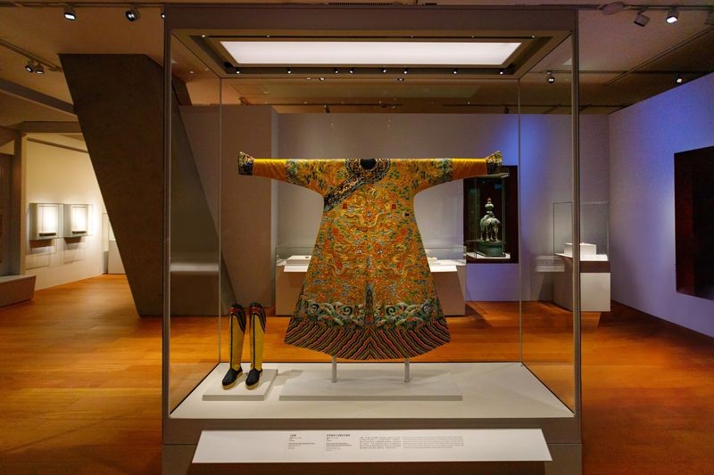 香港故宮文化博物館《紫禁一日》展出清代宮廷服飾，讓爸媽彷彿置身宮廷劇場，體驗一日皇宮生活的華麗與典雅。（香港旅遊發展局提供）
