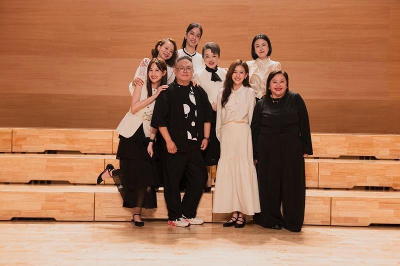 《陽光女子合唱團》鍾欣凌(前排右起)、陳意涵、導演林孝謙、安心亞,苗可麗(後排右起)、翁倩玉、孫淑媚、陳庭妮。(星光佳世提供)