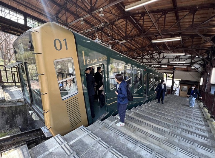 ▲從八瀨站搭乘纜車到比叡站後再轉乘往山頂的空中纜車。　圖：向日遊顧問有限公司／提供
