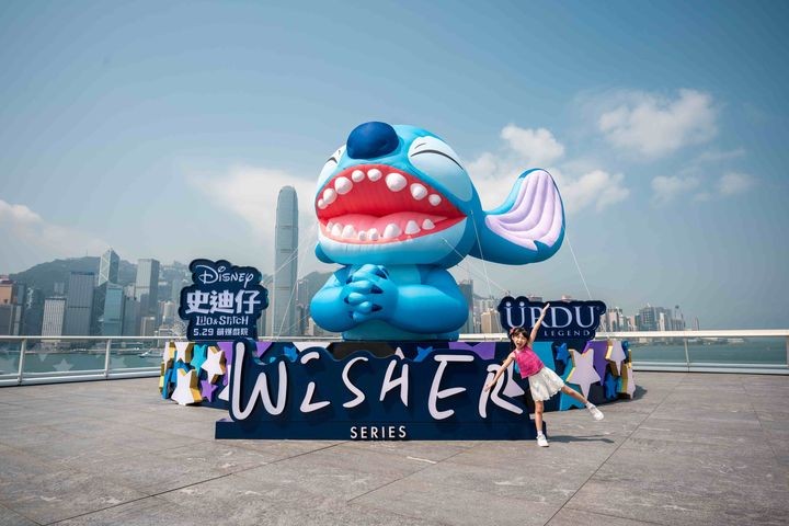 ▲7公尺高的巨型祈願 WISHER 史迪奇聳立海運觀點。　圖：海港城／來源