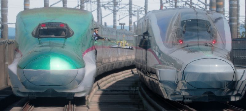 為了解除炸彈危機，《新幹線驚報倒數》上演各種拆彈的驚險場面。（Netflix提供）
