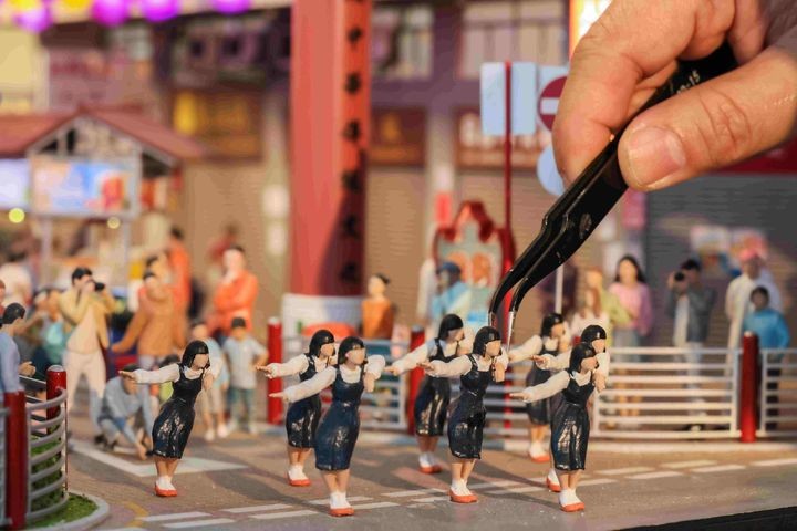 ▲ 微型藝術展還原日本舞團 Avantgardey 在廟街表演的場景。　圖：快樂微型藝術會／來源