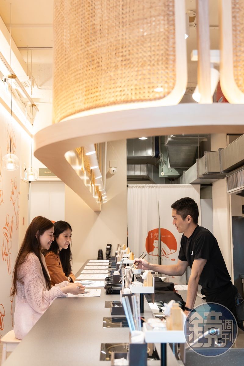 玉兔嚴守關西派壽喜燒的講究工序,當套餐上桌時,會由專人為顧客親手開鍋煎煮。