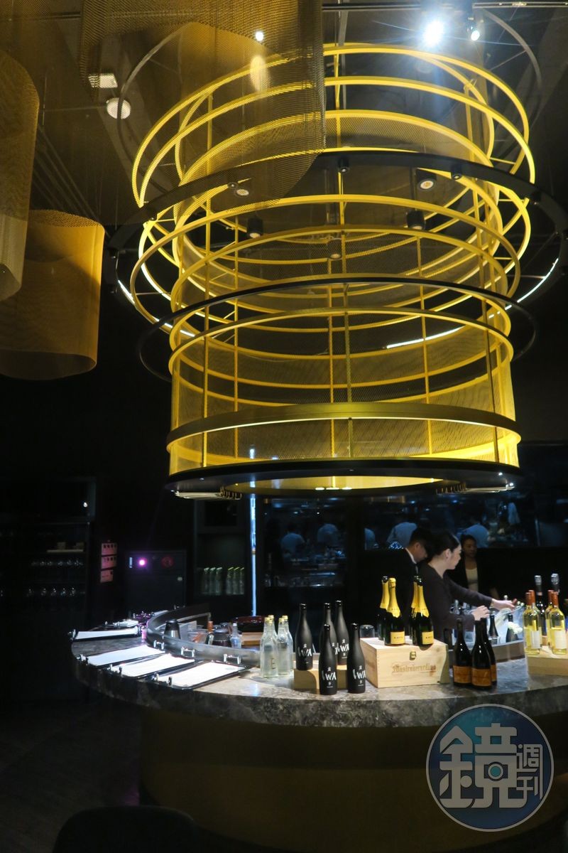 蘭餐廳的侍酒吧台永遠金光閃閃。