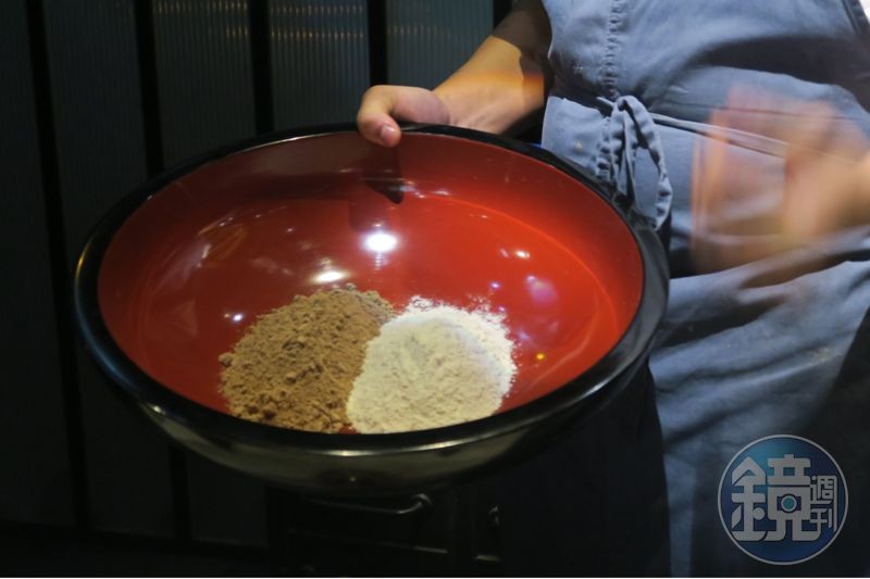 廚師拿出兩種顏色的蕎麥粉，白色來自日本靜岡，褐色來自台灣花蓮。