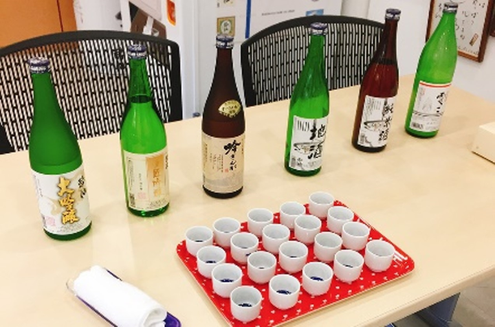 酒造內有各種不同的清酒供參觀的人試飲。【※ 禁止酒駕；未滿十八歲禁止飲酒。】　圖：向日遊顧問有限公司／提供