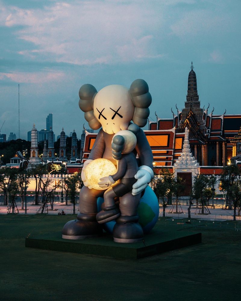 夜景讓COMPANION在此更有氣氛。（翻攝自IG@KAWS）