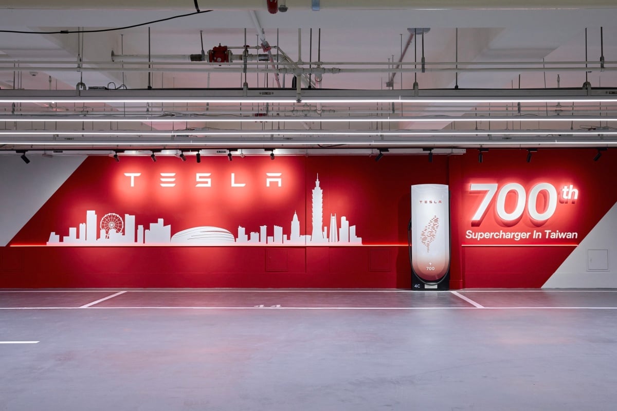台北小巨蛋 B1 化身台灣最大 V4 超充站 Tesla 第 700 支超級充電座進駐