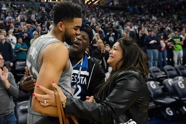 聖安東尼奧的深情仰望 — Karl-Anthony Towns - NBA - 籃球 | 運動視界 Sports Vision