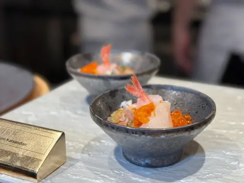 ▲旭集微風店的限定菜色，包含一小盅卻富含9種海味的海景丼。（圖／記者葉盛耀攝）