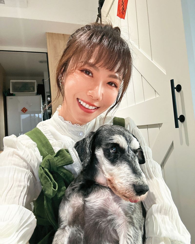 重新做狗媽媽後,大牙常在社群分享與愛犬的幸福互動。(翻攝自大牙IG)