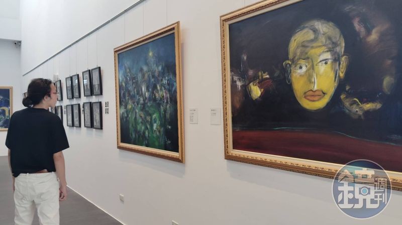 民眾在國美館參觀八方藝術節的開幕畫展。