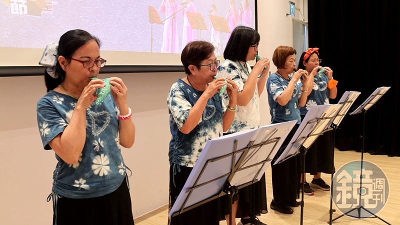 越南藝術家阮芳鴛帶領越南、印尼及台灣姐妹,以客家藍染服飾搭配陶笛演出。