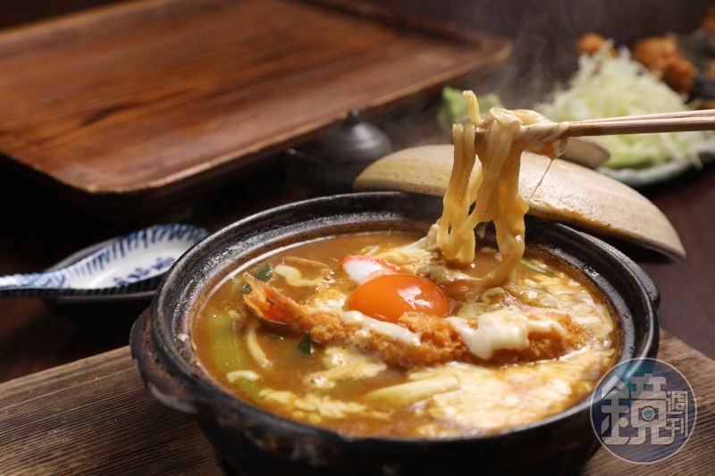 用八丁味噌為湯底的「雞蛋味噌烏龍麵」,才吃下第一口,整個食慾大開。(1,000日圓/份,約NT$271)