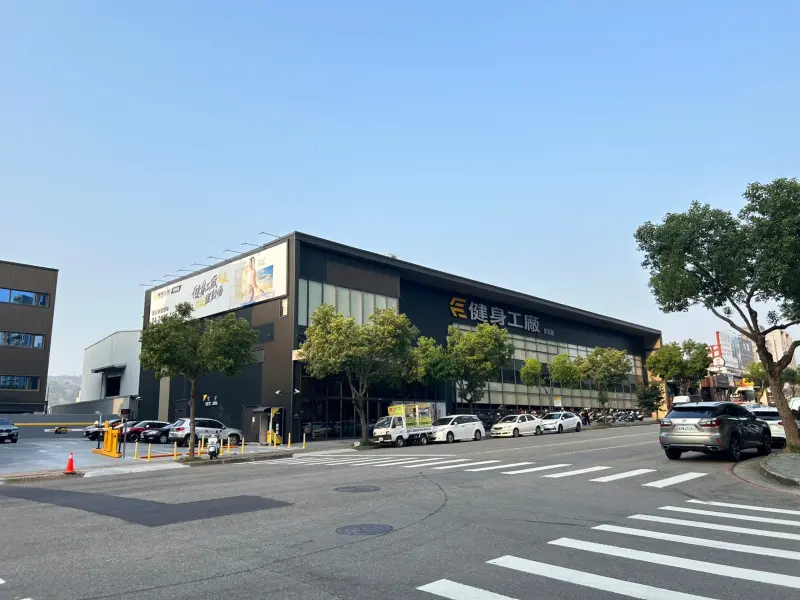 ▲「情定水蓮NO.16」臨景賢路，是台中市稀有大四房，周圍環境安靜、正臨廍子公園、草皮運動場。（圖／業者提供）