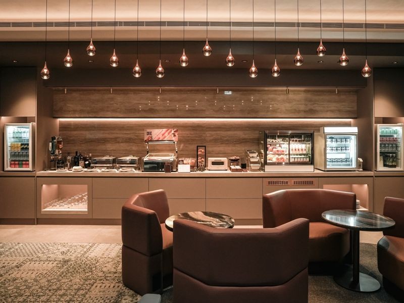 GALACTIC Lounge共有21席座位、提供置物櫃置放手提行李、免費 Wi-Fi及充電插座以及潮粵風味佳餚、自助吧等細緻服務。(星宇航空提供)
