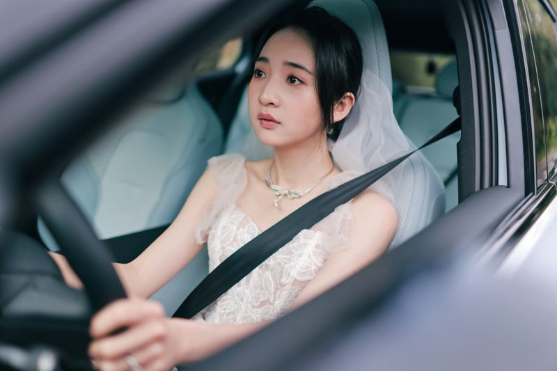 李沐在《慶祝》中一位即將步入婚姻的服裝設計總監。(寬想國際娛樂)