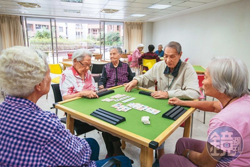 台灣今年進入超高齡化社會，每5人就有1位65歲以上長者，醫療險卻跟不上老化速度。