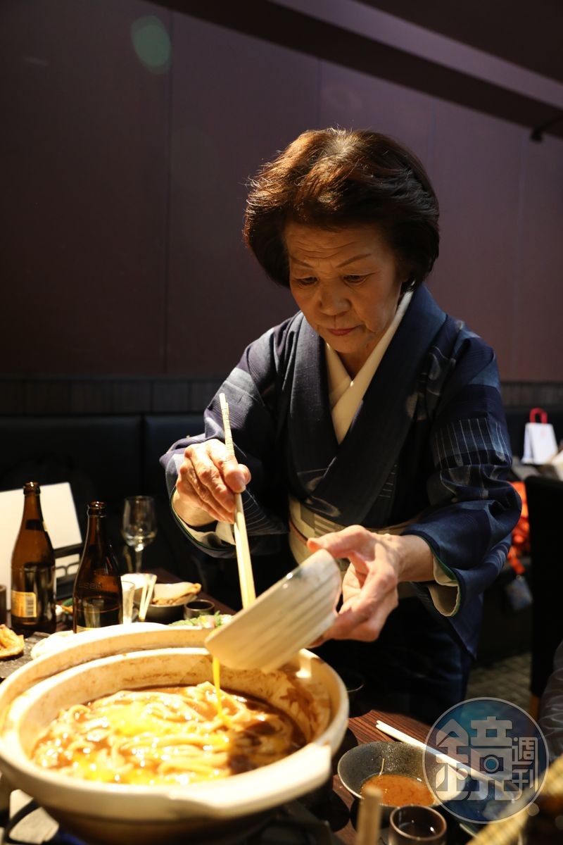 八丁味噌火鍋吃完後,又剩下的湯底配上很有咬勁的烏龍麵與熟度剛好的蛋黃液,讓人胃口大開。